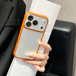 Gedetailleerd overzicht van matte telefoonhoes met groot cameravenster en oranje frame.