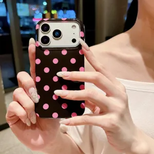 Gedetailleerd uitzicht op zwart-roze gestippeld telefoonhoesje met volledige camerabescherming.