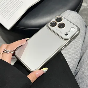 Gedetailleerd overzicht van matte hoesje met grote camerabescherming voor iPhone.