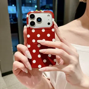 Rood gestippelde iPhone hoesje met volledige camerabescherming, stijlvol en duurzaam.
