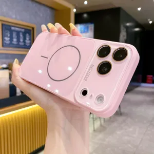 Detalle de funda de teléfono magnética rosa con acabado galvánico y protección de lentes.