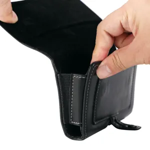 Dettaglio marsupio per telefono in pelle PU nera, stile orizzontale con lati elastici.