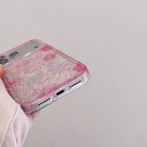 Roze glitter telefoonhoesje met schattige bloemvlokjes en prachtige vlinderdetails voor stijl.