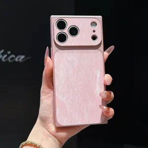 Vue détaillée de la coque de téléphone carrée rose texturée plume avec grande fenêtre.