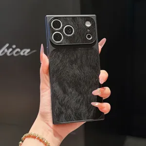 Vue détaillée d'une coque de téléphone carrée texturée effet plume avec grand module.