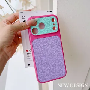Détail d'étui iPhone en cuir litchi colorblock dopamine, rose, vert et violet vifs.