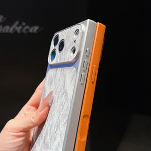 Gros plan détail du dos de coque de téléphone en texture plume argentée et cadre orange vif.