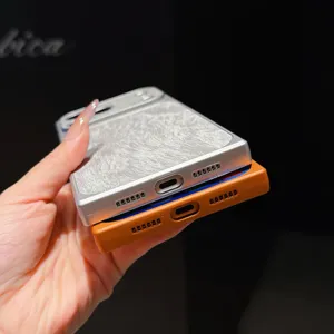 Coque de téléphone carrée compatible iPhone, texture plume et cuir, protection élégante.
