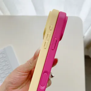 Vue détaillée des coques de téléphone bicolores avec boutons latéraux et texture cuir.