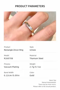 Gros plan détaillé de la bague géométrique en zircone carrée sur doigt, acier titane.