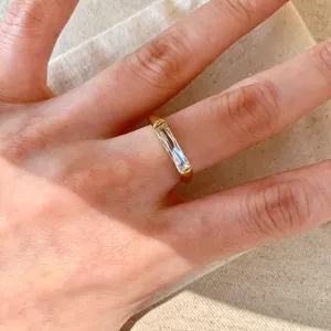 Bague en acier titane avec zircon rectangulaire géométrique, détail élégant et chic.