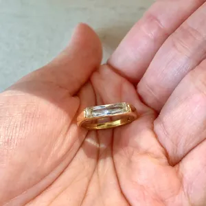 Bague minimaliste géométrique en zircon baguette en acier titane ton or pour femmes vue de détail.