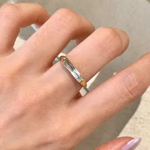 Gros plan détaillé de la bague géométrique minimaliste en zircon baguette au doigt, chic.