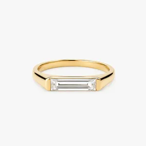 Bague minimaliste géométrique en zircon rectangulaire pour femme, acier inoxydable doré.