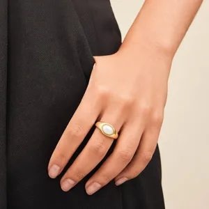 Bague ovale dorée minimaliste pour femme, bijoux élégants en acier inoxydable photo.