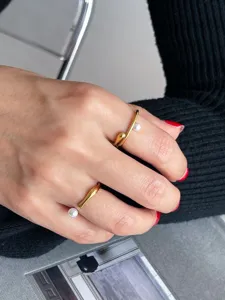 Vue détaillée de bagues ouvertes en métal irrégulier tendance avec perles, design élégant et chic.