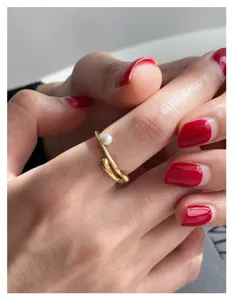 Bague ouverte plaquee or minimaliste avec perle, bijou elegant en acier au titane pour les femmes.