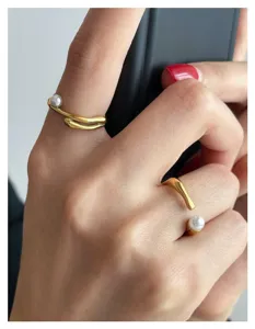 Bague ouverte dorée élégante avec perle, bijou minimaliste réglable en acier titane.