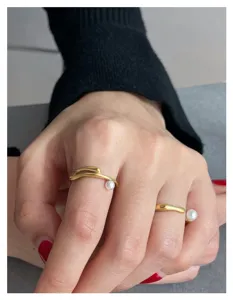 Bague ouverte en metal dore minimaliste avec perle elegante pour bijoux de mode femme.