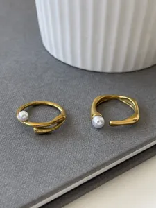 Vue detaillee bague ouverte perle, design metal dore minimaliste pour femmes et mode quotidien.