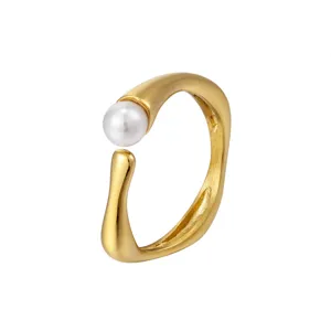 Bague ouverte dorée élégante avec perle et design minimaliste moderne pour femmes chic.