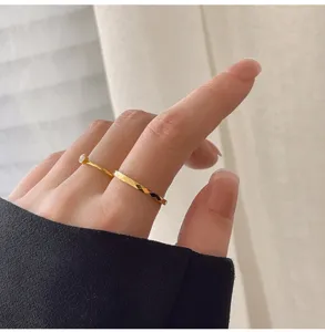 Exquisito juego de anillos de oro minimalistas con circón brillante y banda facetada elegante.