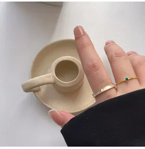 Conjunto de anillos de acero de titanio con nacar y hermosa zirconita verde para damas