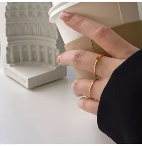 Anillo de oro minimalista con circonita roja, elegante joyería de dedo apilable de acero inox.
