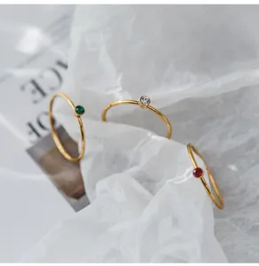 Anillo fino minimalista de circonita para mujer, elegante joyería de dedo en acero inox.