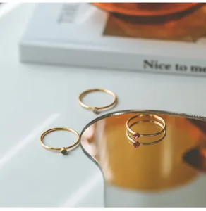 Exquisito juego de anillos de circonita minimalista con delicadas piedras de acero.