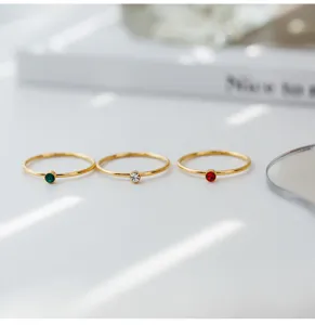 Anillos minimalistas exquisitos de acero de titanio con circonitas verdes, blancas y rojas.