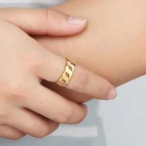 Large bague chaîne Cubaine ajourée, acier titane plaqué or 18k, bijou tendance empilable.