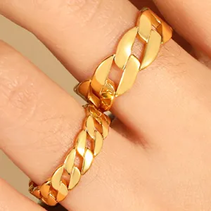 Bague chaîne cubaine dorée chic, anneau large creux élégant pour femme usage quotidien.