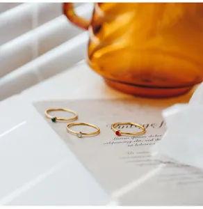 Anillos apilables minimalistas de circonita chapada en oro delicado, diseño moderno chic.