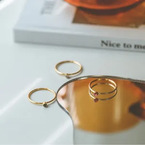 Anillo minimalista de acero titanio con circonita brillante, joya elegante para diario.