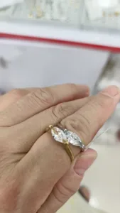 Gros plan sur bague zircon double marquise, bijou de couple en acier titane de luxe.