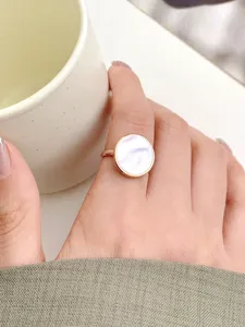 Bague géométrique minimaliste en acier titane plaqué or 18k coquillage rose pour femmes.