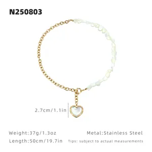 Gedetailleerd overzicht van asymmetrische schelpen ketting met wit Parelmoer hart hanger.