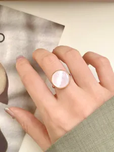 Bague geometrique ronde en acier inoxydable plaque or avec coquillage rose bijou