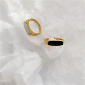 Minimalistische ovale 18k vergulde titanium stalen ringen met moerbeiparel en zwarte inleg voor vrouwen.