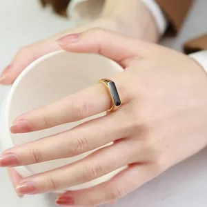 Koreaanse stijl 18k vergulde titanium stalen ring met zwarte rechthoekige inleg mode sieraden