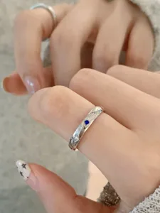 Anello geometrico in acciaio inossidabile da donna con zircone blu e texture di stella dettaglio