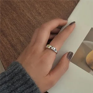 Vue détaillée d'une bague en argent avec des pierres gemmes colorées, design de niche élégant.