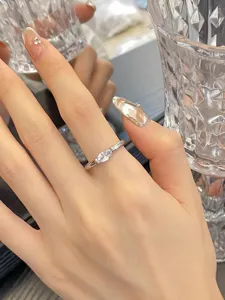 Magnifique bague avec zirconium marquise, vue détaillée élégante portée au doigt.