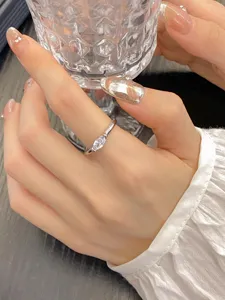 Bague minimaliste en zircon pour femme, élégant bijou argenté en acier inoxydable détaillé.