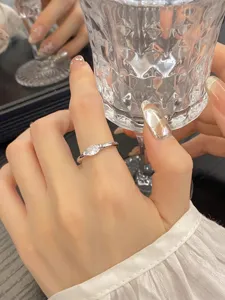 Bague fine avec zircone taille marquise en gros plan, bijou luxueux en acier titane pour femme.