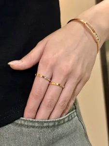 Vue détail de bagues empilables hexagonales en acier au titane en nid d'abeille pour femmes.