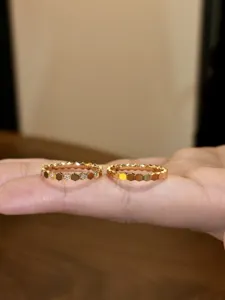 Bague alvéolée hexagonale, acier inoxydable plaqué or 18k, bijou empilable détaillé.