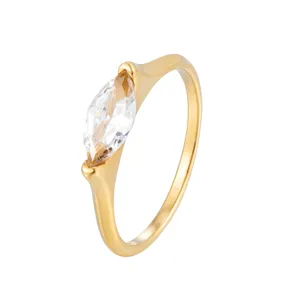 Bague minimaliste en or avec zircone marquise, bague de luxe élégante vue principale produit.