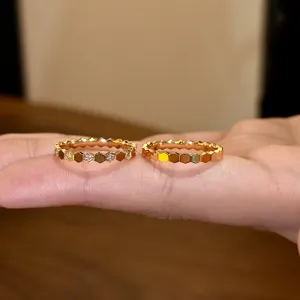 Bague Ouverte Minimaliste en Acier Titane Hexagone Nid d'Abeille pour Femme Plaqué Or 18K Anneau Géométrique Empilable en Strass Cadeau